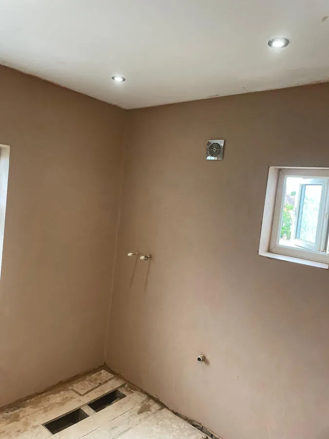 Plastered bathroom wall finish